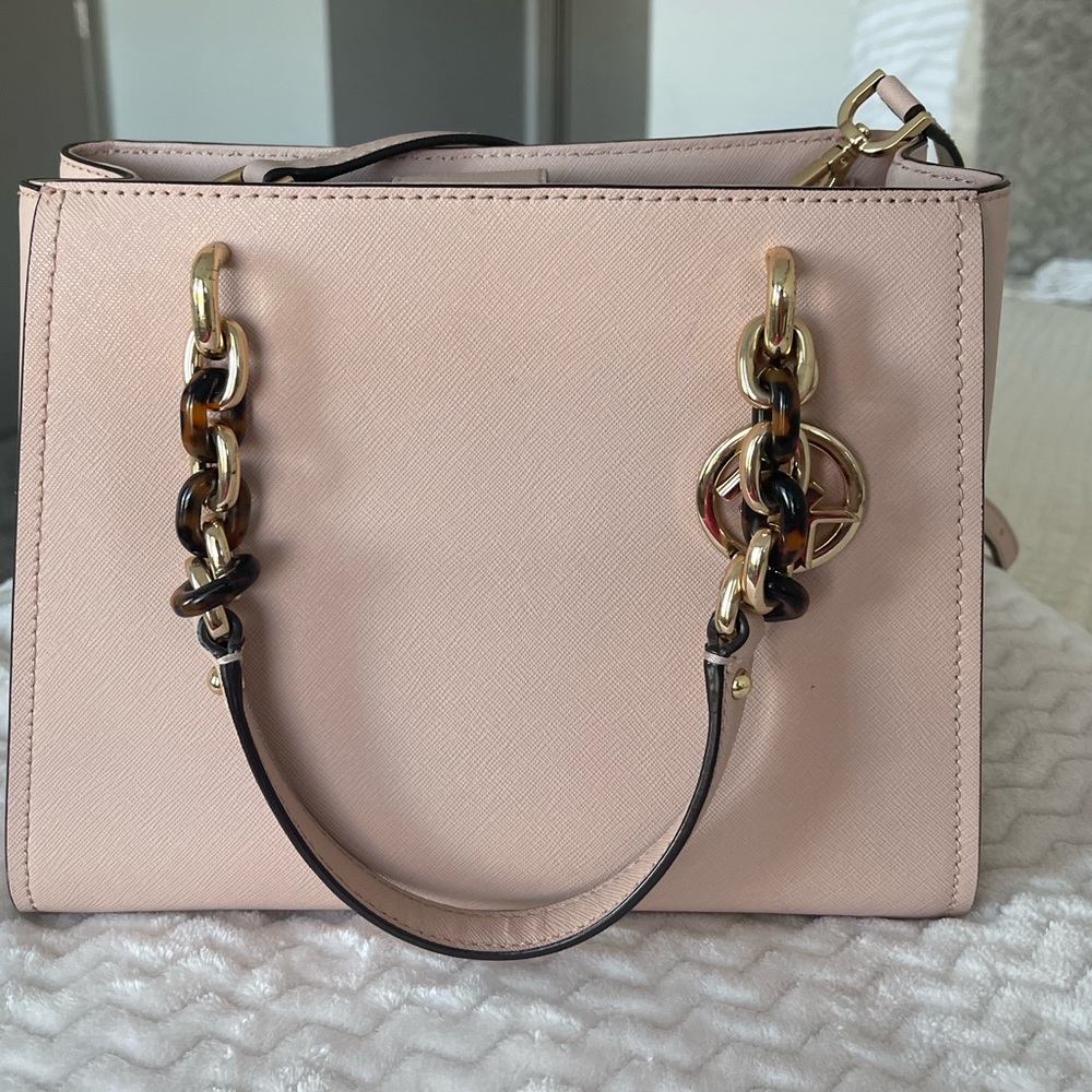Cute light pink pure can be use as a hand bag or crossbody